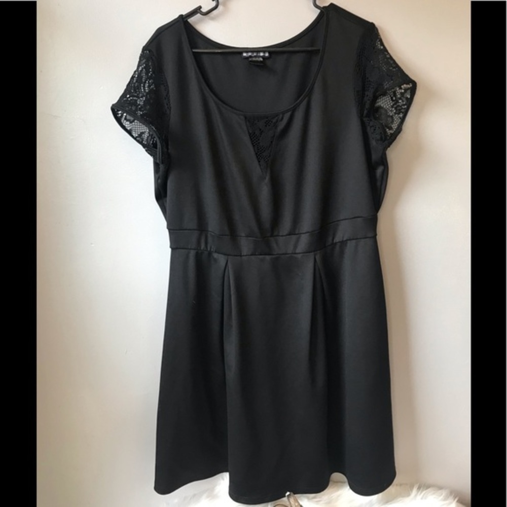 Paper doll black and lace dress